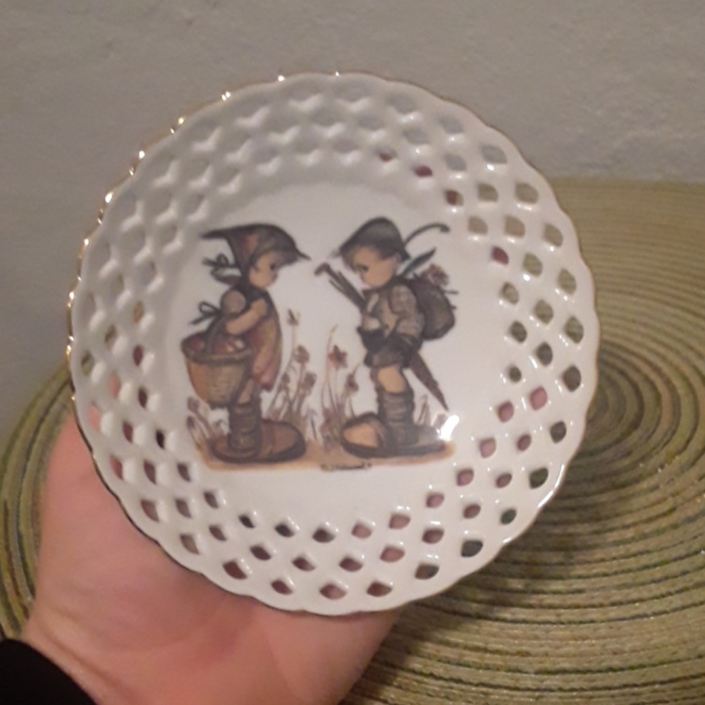 M.J Hummel lattice dish